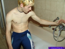 Alex, 19 > OneGayCyclingDay-WashOffCum